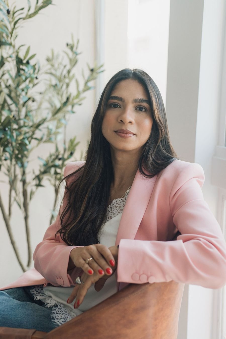 Vanessa Tavares olhando para a câmera, com expressão serena